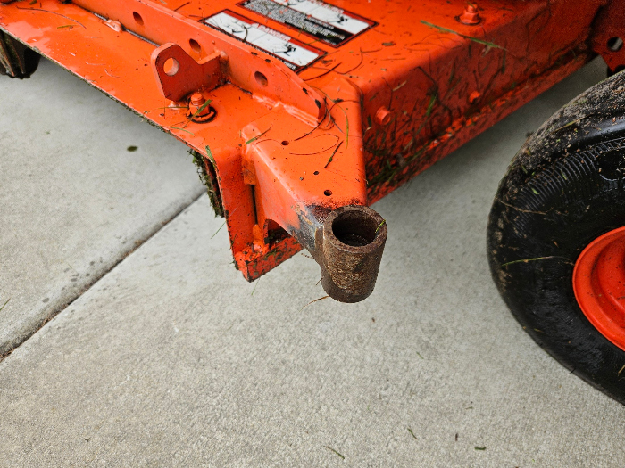 25 06 27 Kubota mower deck missing wheel small.jpg