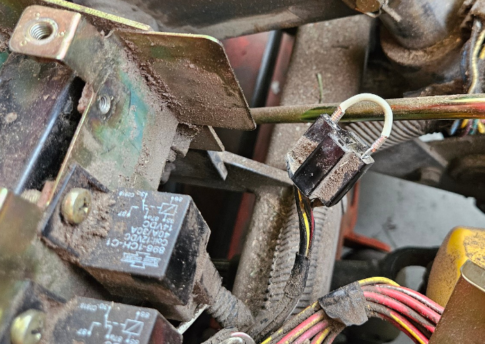 25 07 13 kubota mower starter relay jumped small.jpg