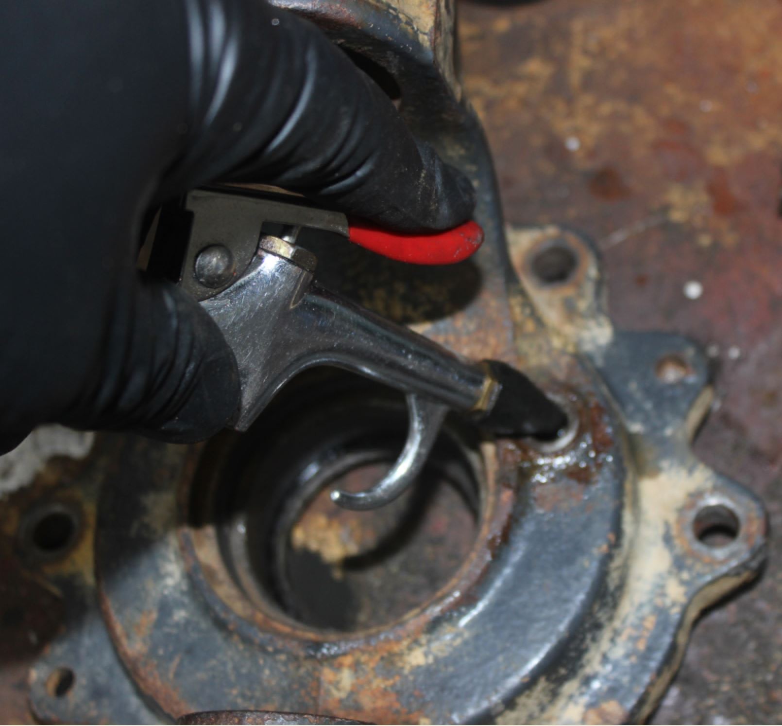 axle hub - inner -  removing piston.JPG