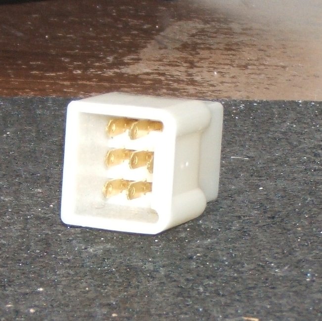 Kubota radio plug 1.jpg