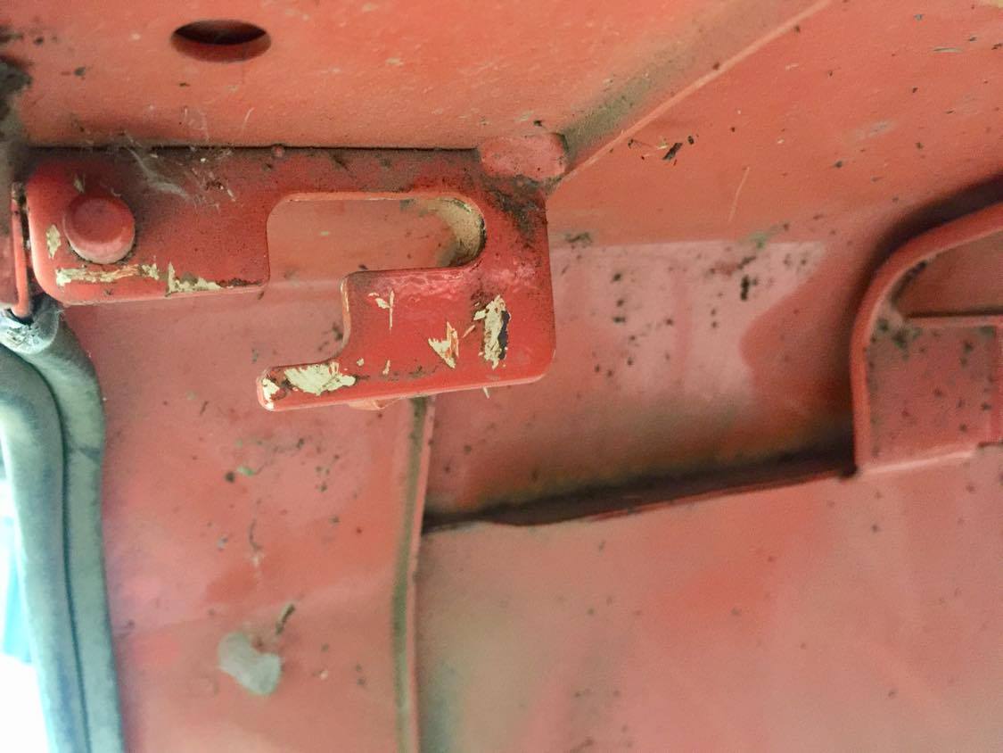 Kubota_L2501_hood_hinge_1.jpg